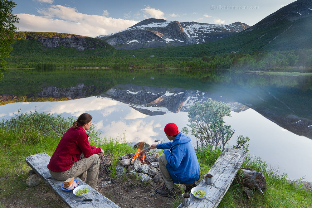 Lebensqualität pur - Stille und Einsamkeit. Norwegen, Nordland, Krakmo, Settvatnet, Rastplatz, See, grillen