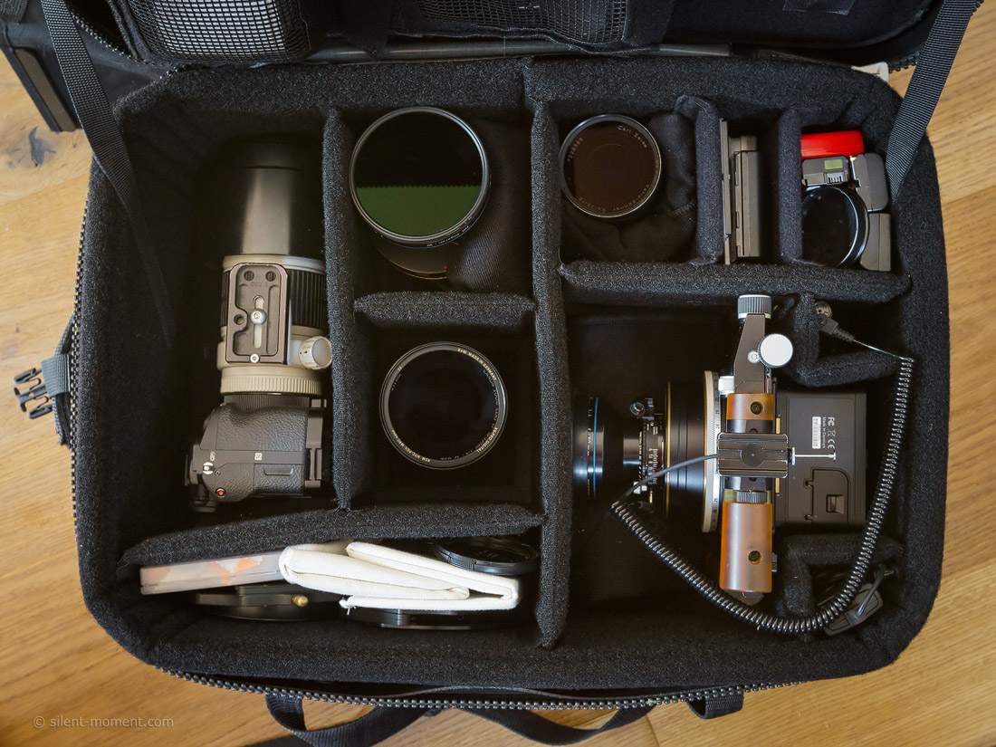 Ein Blick in meinen Rucksack: Arca Swiss Rm3Di (Fachkamera) mit aufgesetztem Phase One IQ3 100MP (Digitalrückteil) und Rodenstock HR 4/50mm (entspricht ca. 20mm im KB Format) | Rodenstock HR 4/32mm (entspricht ca. 30mm im KB Format) | Sony a7RII (mit Metabones Adapter) und aufgesetztem Canon 4/70-200mm IS | Canon 4/16-35mm IS | Zeiss Vario-Sonnar 3.4/35-70mm | Lee 100mm Filtersystem | Wenn ich längere Strecken bzw. viele Höhenmeter gehen muss, lasse ich das Canon 16-35mm und Zeiss 35-70mm gerne zurück. Im Weitwinkelbereich fotografiere ich fast nur noch mit der Arca. Einzige Ausnahmen sind Sonnensterne, die können die Mittelformatobjektive nicht besonders gut. Die Kabeln an der Kamera sind schon Vergangenheit. Sie funktioniert seit 2017 mit einem elektronischen Verschluss, ein Traum. Ich stelle nur die Blende am Objektiv ein, alles andere steuere ich über den Touchscreen.