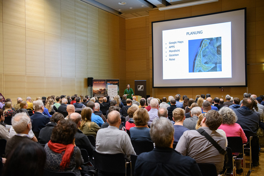 Volles Haus beim Vortrag über Landschaftsfotografie auf der Photo + Adventure Messe in Wien 2018. (Foto © Martin Hörmandinger) Rainer Mirau Landschaftsfotograf